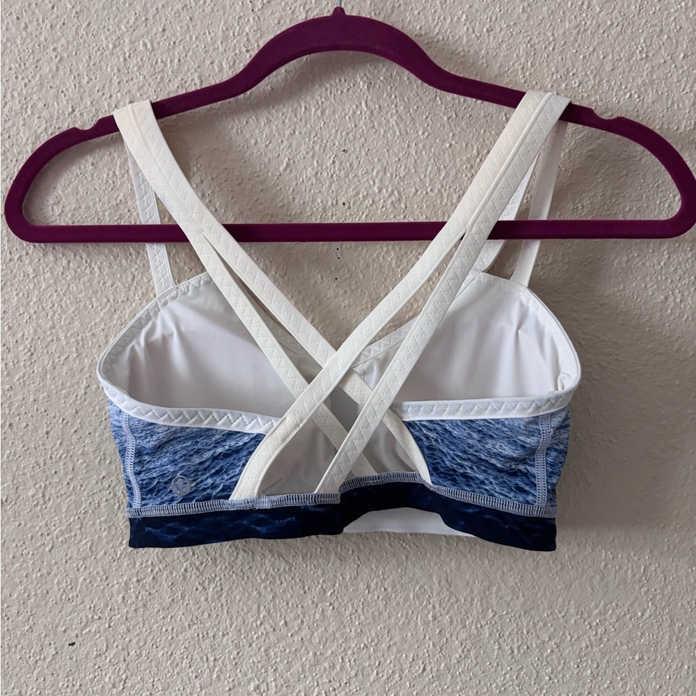 Lululemon Water Bound Bra in Ombre Wave White Navy, size 6 - Picture 4 of 9